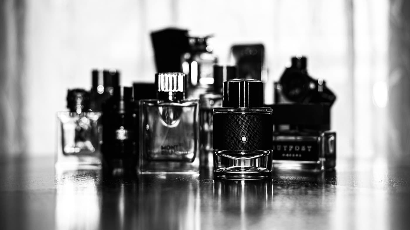 Flacons de parfum photographiés à la lumière du jour
